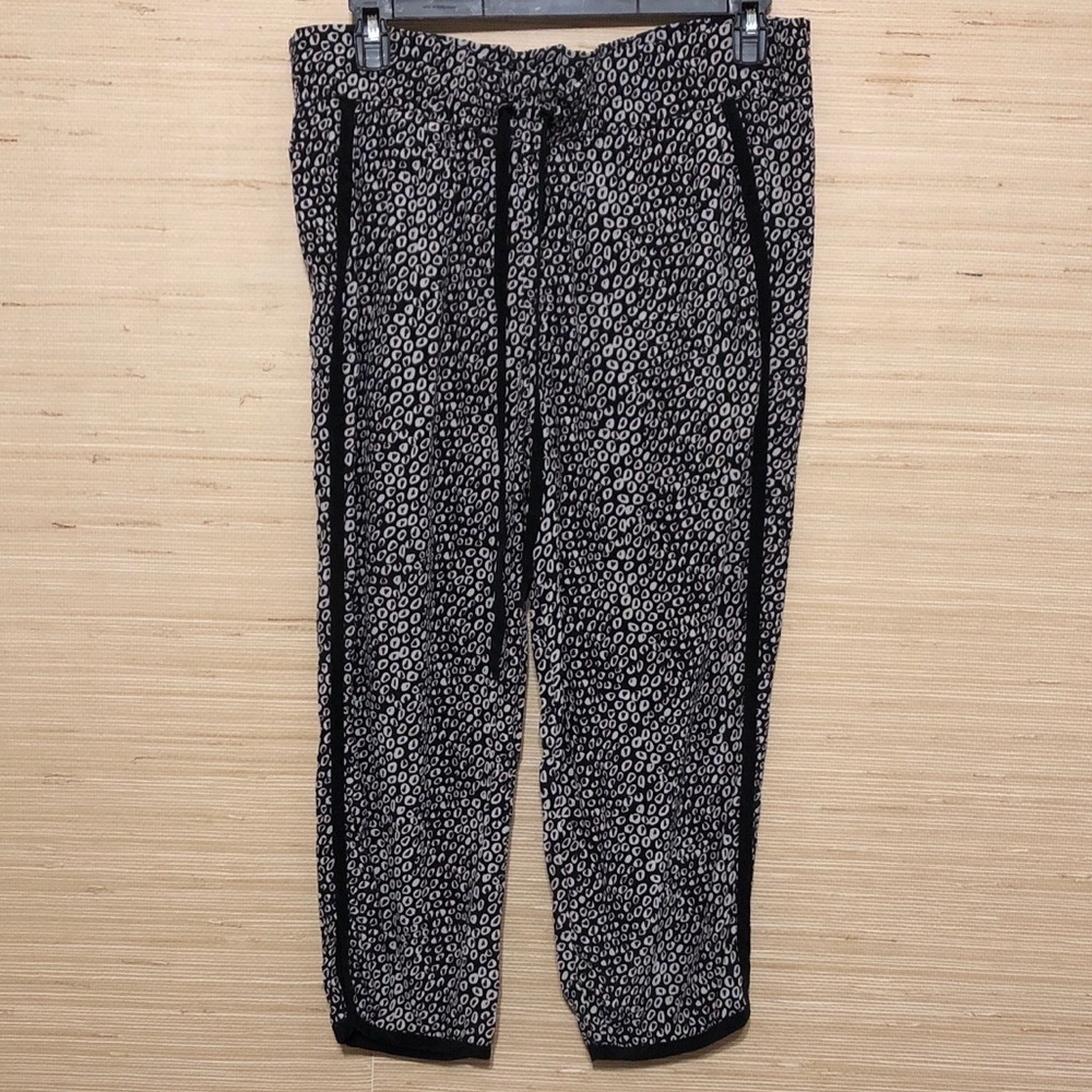 Diane Von Furstenberg 100% Silk Patterned Drawstring Capri Pants Size Medium
